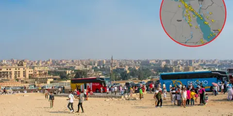 Turyści zwiedzają Egipt, a mapa lotów pokazuje wiele samolotów nad krajem. Czy w Egipcie jest bezpiecznie? Wygląda na to, że podróżni czują się komfortowo.