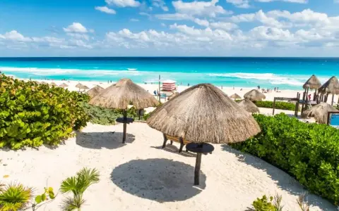 Kiedy jechać do Cancun? Pogoda, ceny, glony wybierz idealnie!