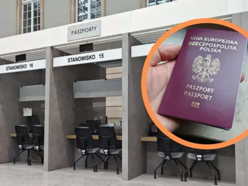 Dłoń trzyma polski paszport na tle stanowisk obsługi paszportowej.