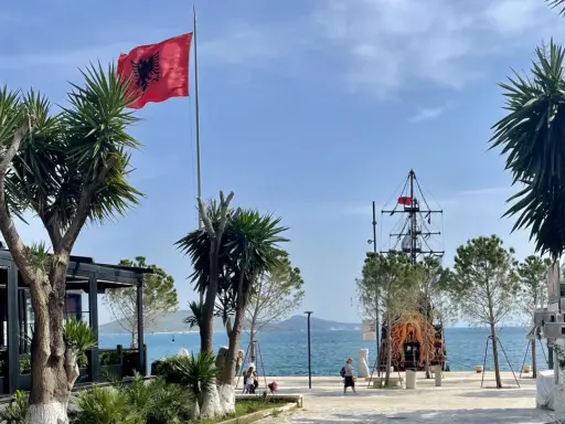 Albania: Bezpieczna na wakacje? Mity vs. fakty poradnik Juliusza