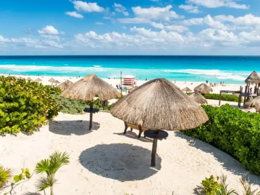 Kiedy jechać do Cancun? Pogoda, ceny, glony wybierz idealnie!