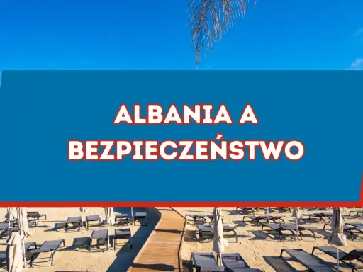 Plaża w Albanii z leżakami i parasolami, błękitne niebo i morze.