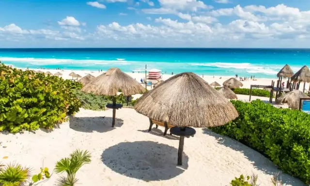 Kiedy jechać do Cancun? Pogoda, ceny, glony wybierz idealnie!
