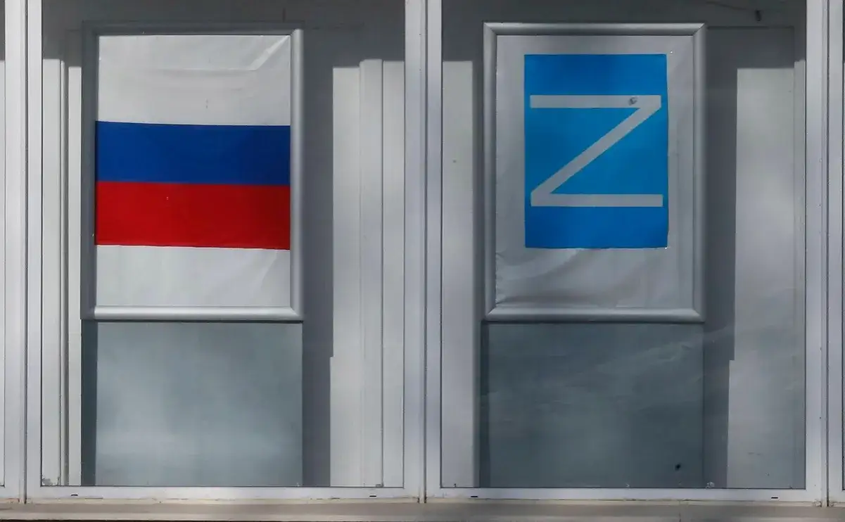 Flaga Rosji i symbol zakazu podróży