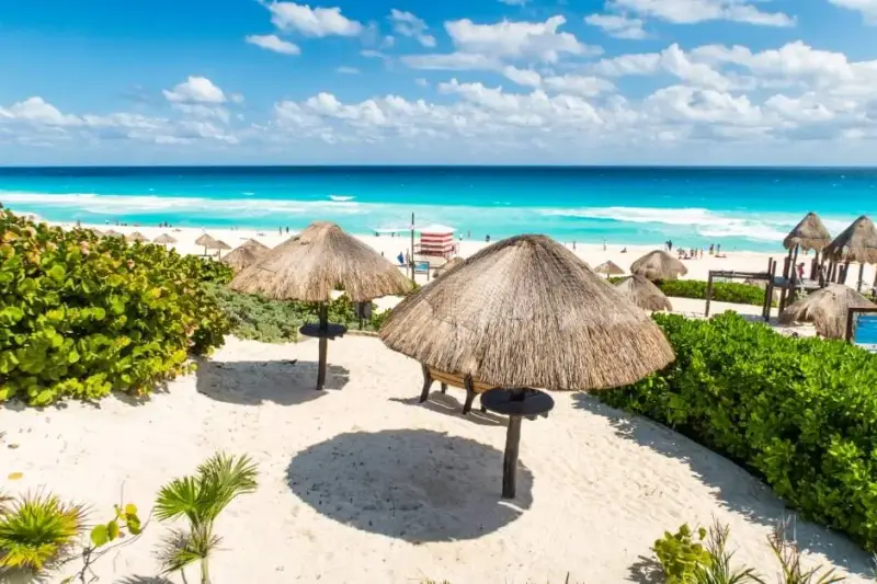 Kiedy jechać do Cancun? Pogoda, ceny, glony wybierz idealnie!